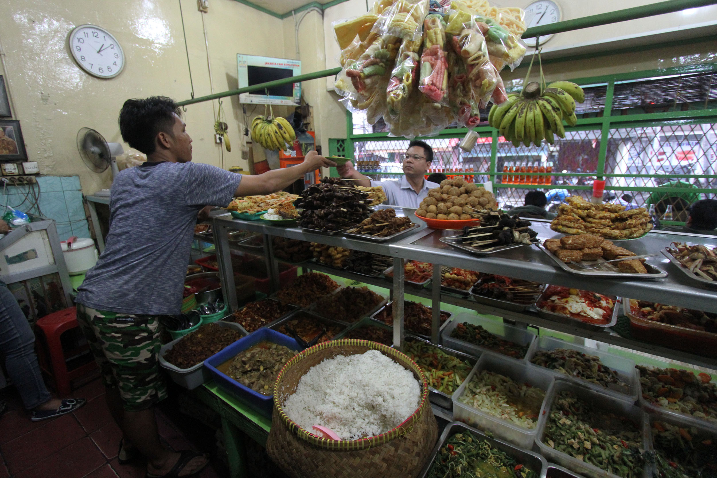 Warteg Warmo  Biar Kuno, Tetap Disukai Pelanggan
