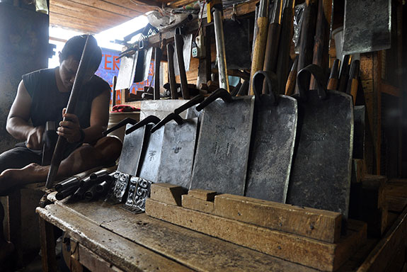 Petani Tolak Kebijakan Cangkul Impor