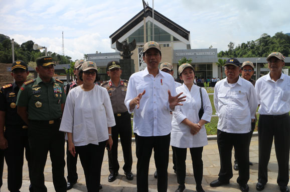 Ke Perbatasan Entikong, Jokowi Ajak Vloger