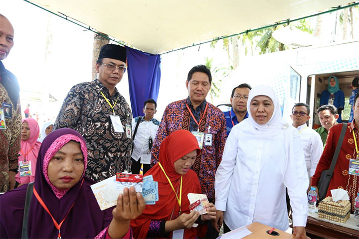 Menteri Sosial Khofifah Indar Parawansa bersama Harry Hikmat ( peci hutam ) Dirjen Perlindungan dan Jaminan Sosial Kemensos  menyaksikan proses pencairan bantuan sosial Program Keluarga Harapan (PKH) non tunai di Kabupaten Mempawah, Provinsi Kalimantan Ba