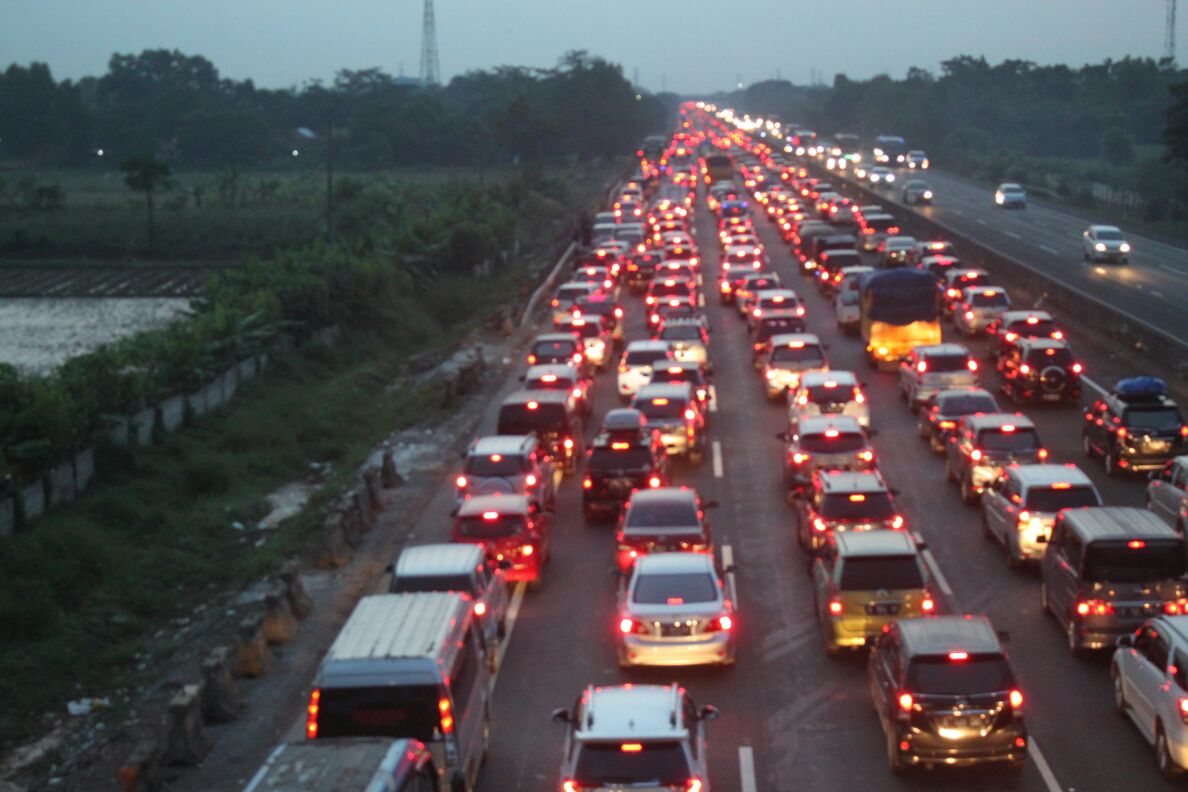 Ribuan Kendaraan Kembali Padati Tol Jakarta-Cikampek