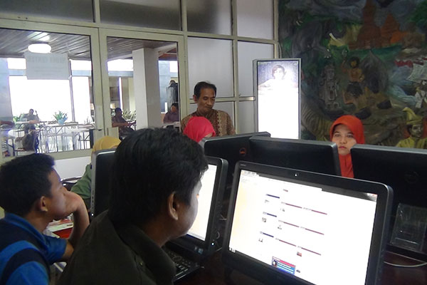 Guru sedang menjalani pendidikan internet. 