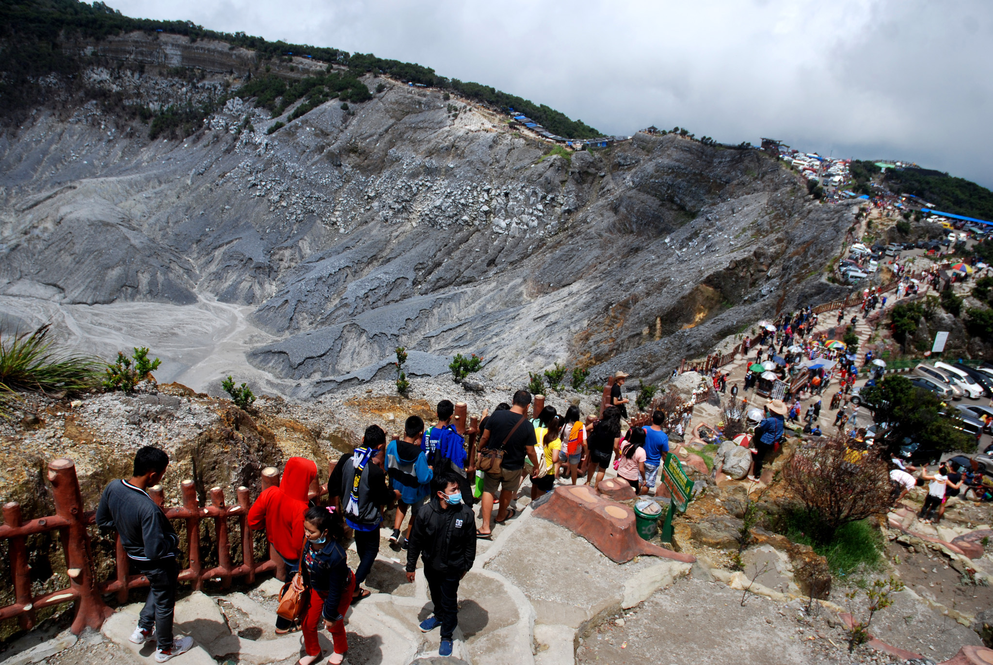 Bau Belerang Menyengat, Aktivitas Tangkuban Parahu masih Normal