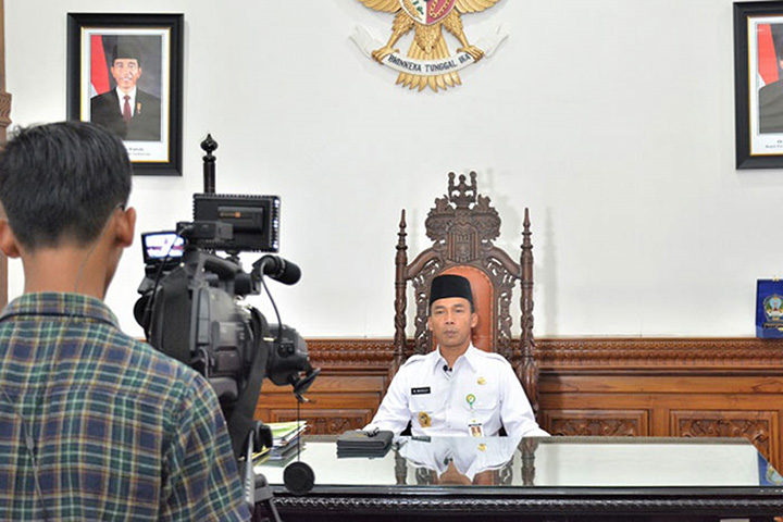 Kameramen mengambil gambar Bupati Batang Wihaji (kanan) saat  pembuatan video untuk acara HUT ke-72 RI, Rabu (2/8)
