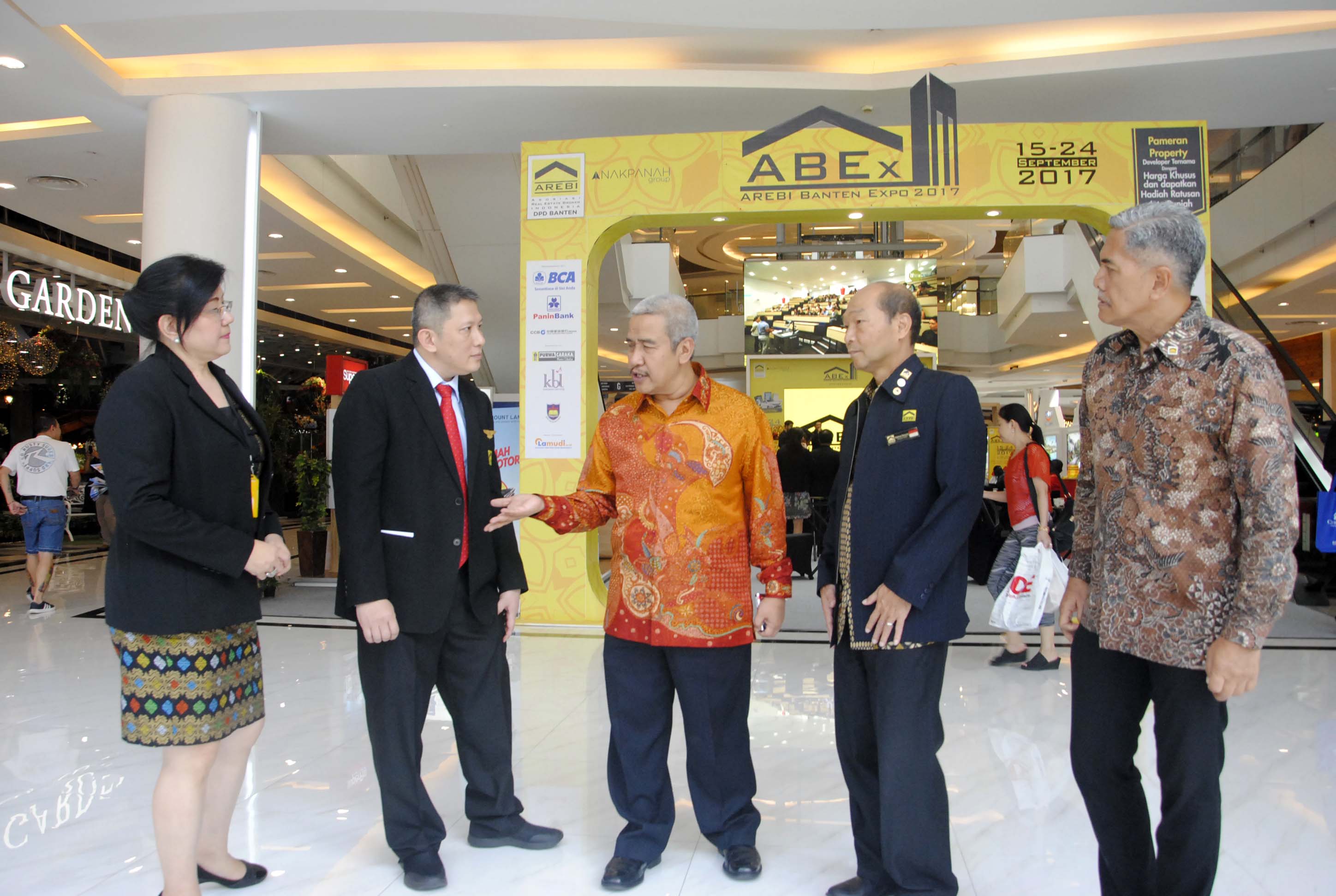 Ketua DPD AREBI Banten Then Lie Min (kedua kiri), Ketua Umum DPP REI Ir Soeleman Soemawinata MM (ketiga kiri), Ketua Umum DPP AREBI Hartono Sarwono (keempat kiri) saat pembukaan ABEX 2017 di Living World Mall, Alam Sutera, Tangsel, Jumat (15/9)