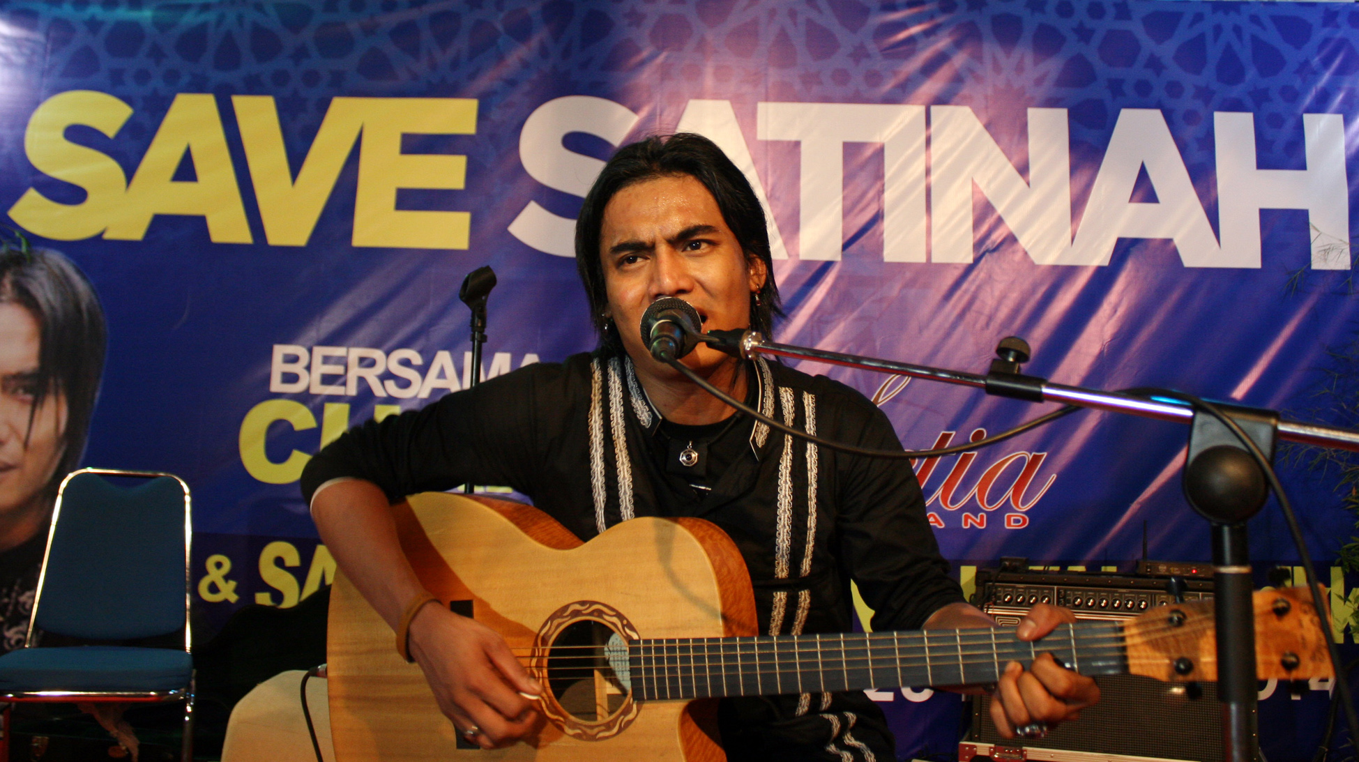 Charly van Houten Album Kearifan Lokal