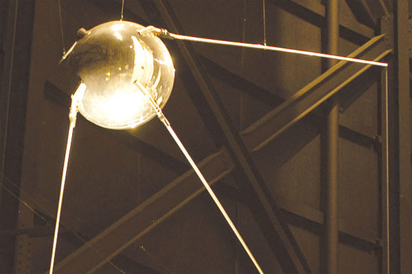 1957:   Sputnik 1 Diluncurkan