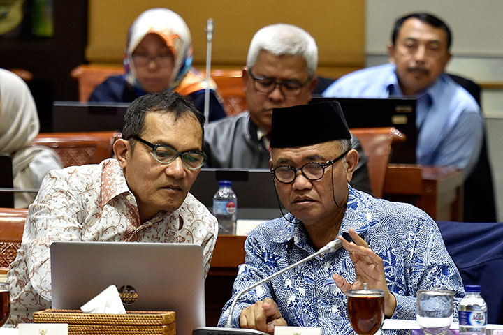 Ketua Komisi Pemberantasan Korupsi (KPK) Agus Rahardjo (kanan) bersama Wakil Ketua KPK Saut Situmorang (kiri) dinilai melakukan pemalsuan da