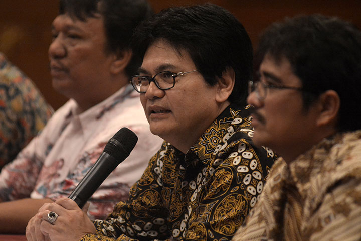 Dirjen Penyelenggaraan Pos dan Informatika Kementerian Kominfo, Ahmad M. Ramli (tengah). -- ANTARA FOTO/Fikri Yusuf