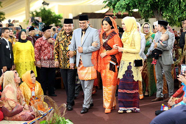 Keluarga Jokowi Ikuti Prosesi Adat Batak Mandailing