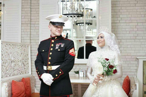 Berkenalan lewat Facebook, Gadis Sekayu Ini Dipersunting Marinir asal AS