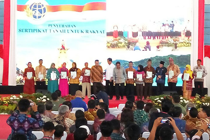 Jokowi Bagikan 3500 Sertifikat di Lampung Selatan