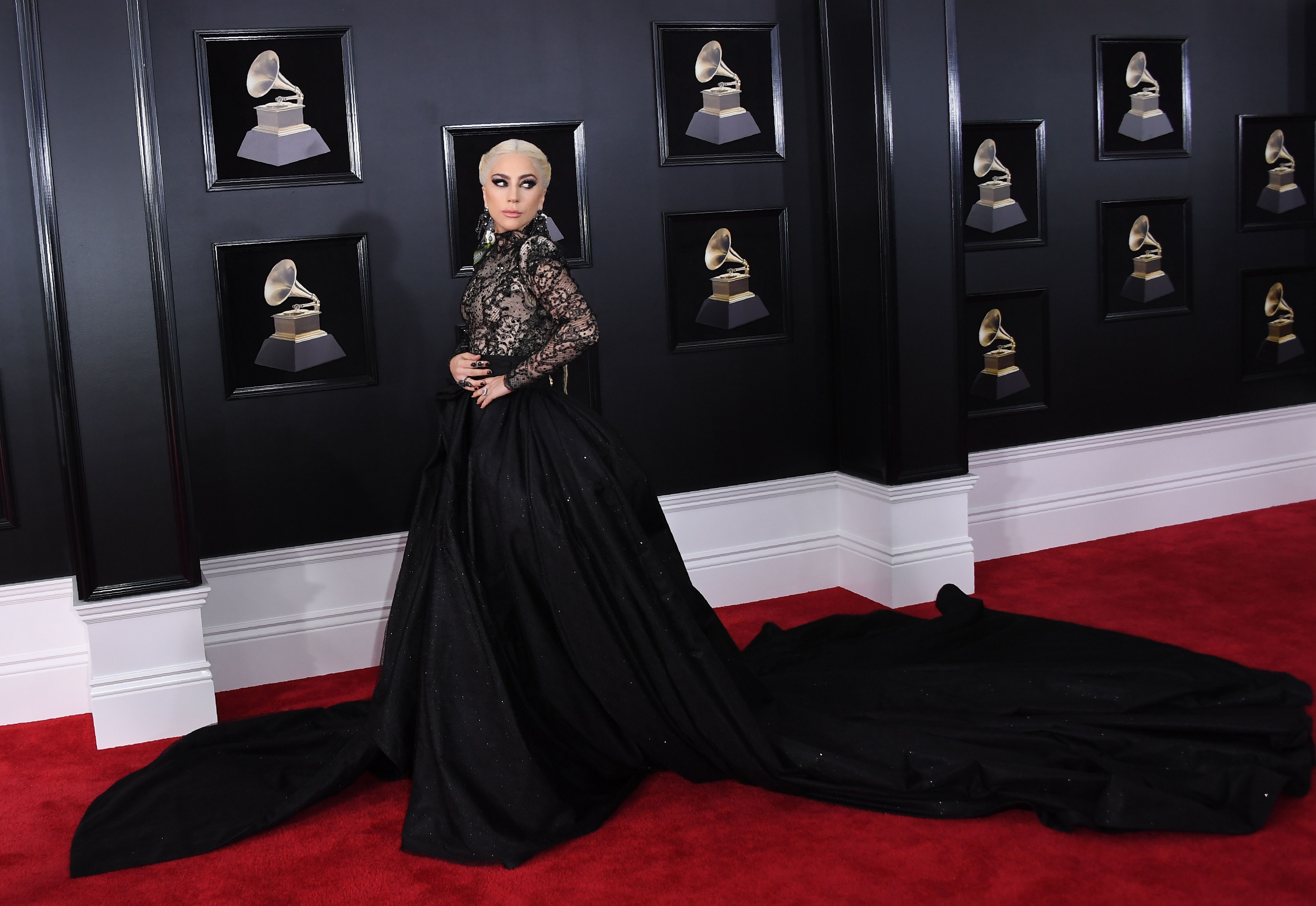 Lady Gaga Batalkan 10 Konser