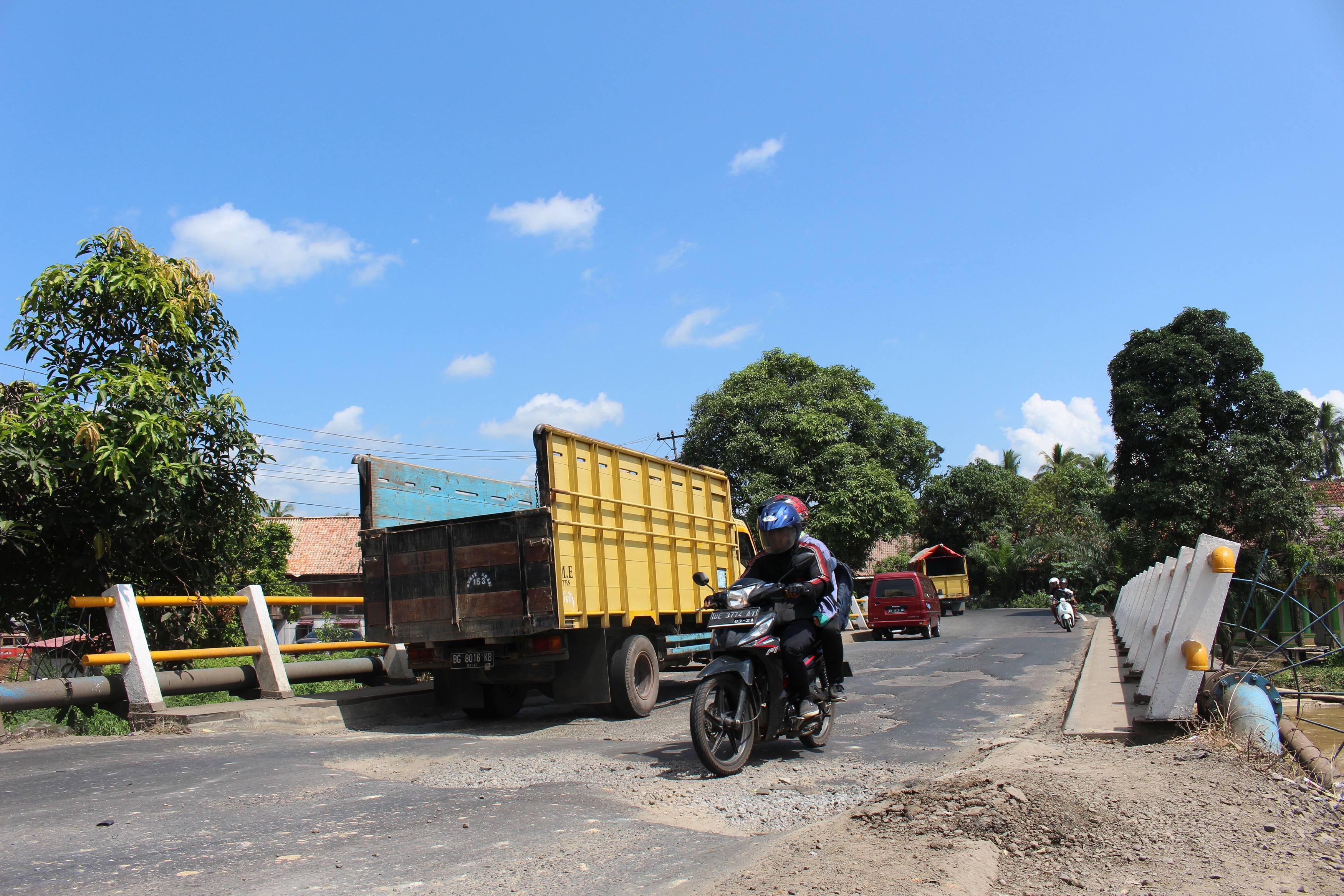 Pengguna Jalan Keluhkan Kerusakan Parah Jalintim Lampung-Sumsel