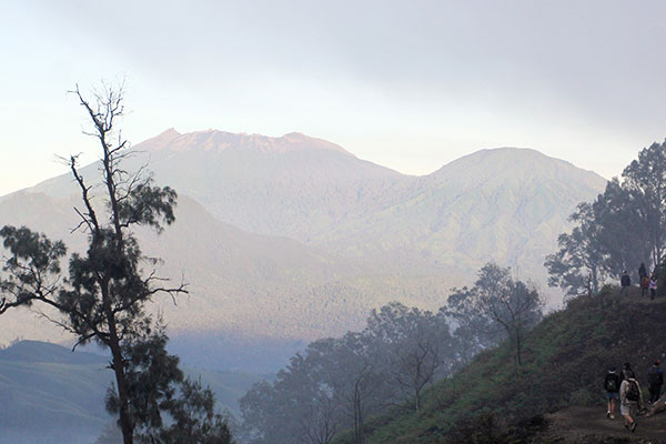 Pendaki Tersesat di Gunung Raung belum Ditemukan