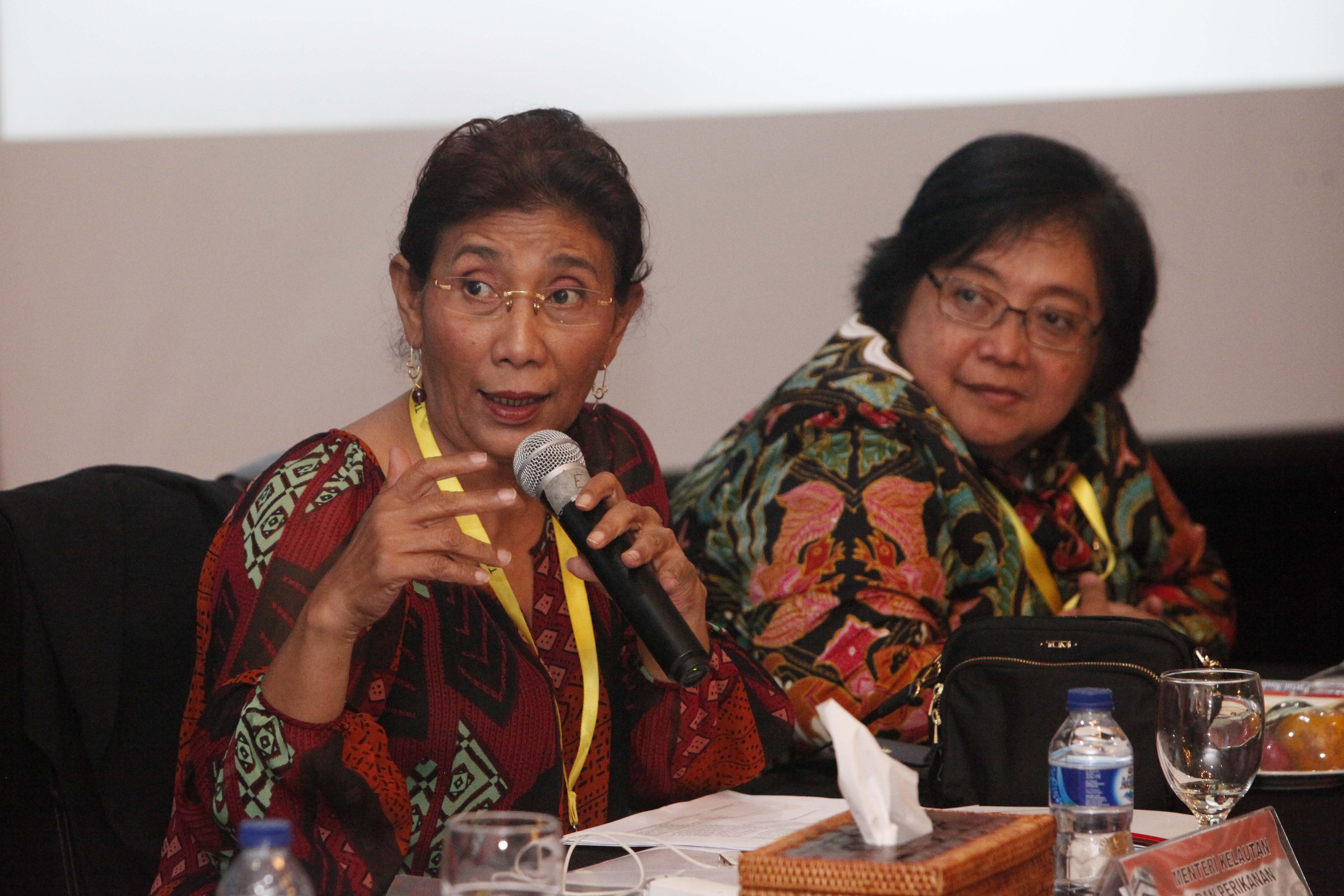  Menteri Kelautan dan Perikanan Susi Pudjiastuti (kiri) dan Menteri Lingkungan Hidup dan Kehutanan Siti Nurbaya Bakar 