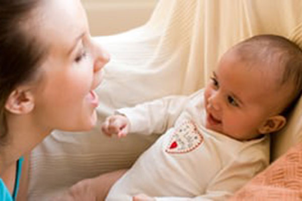 Usia Berapa Idealnya Bayi Mulai Bisa Bicara?