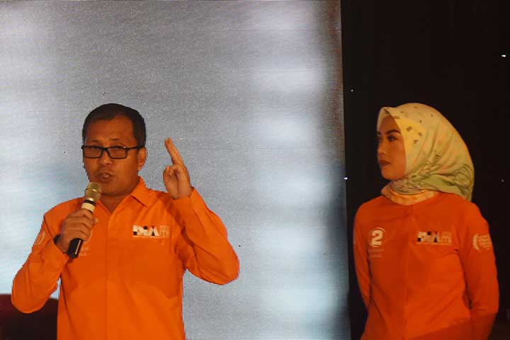 Pasangan calon Wali Kota Makassar petahana Mohammad Ramdhan ‘Danny’ Pomanto (kiri) dengan Indira Mulyasari