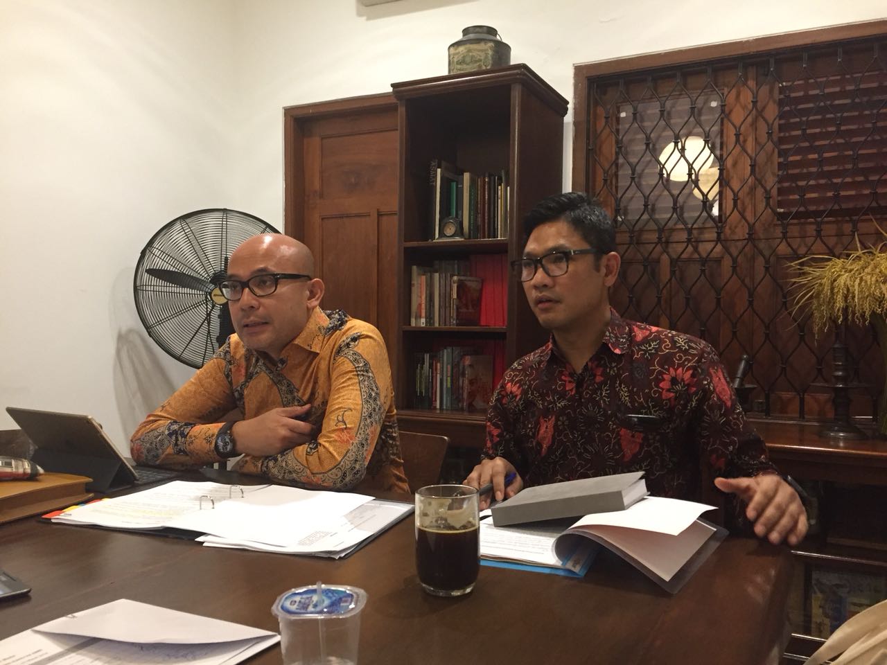 Juru bicara Kementerian Luar Negeri Arrmanatha Nasir (kiri) dan Direktur Urusan Afrika Kemlu Daniel Simanjuntak (kanan) memberikan Press Briefing terkait Indonesia-Africa Forum 2018 dan isu-isu terkini internasional.