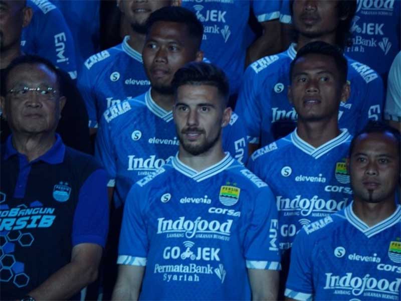 Pemain baru Persib Bandung, Jonathan Bauman (tengah dari bawah)