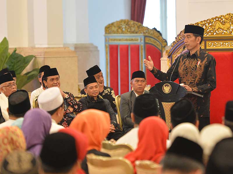 Presiden Joko Widodo menyampaikan paparan saat pertemuan dengan pengurus dan nasabah Bank Wakaf Mikro di Istana Negara, Jakarta, Rabu (28/3/2018). 