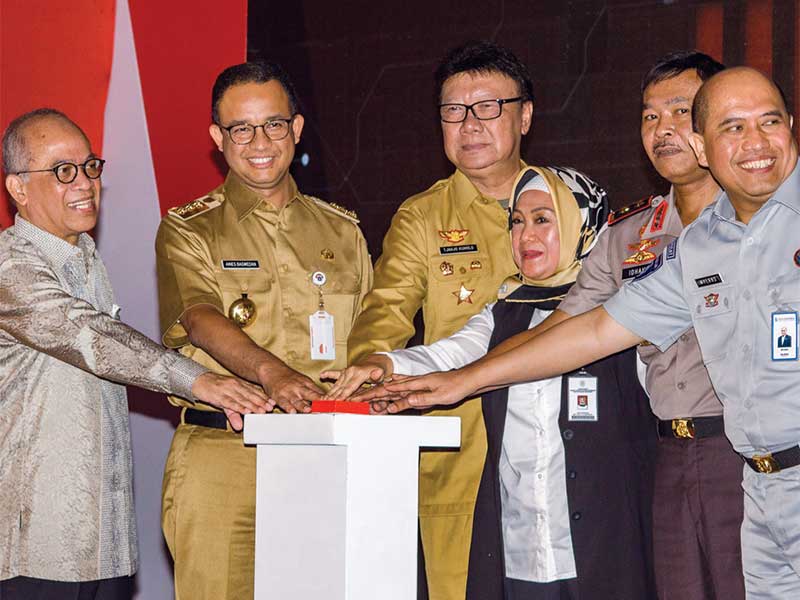 Mendagri Tjahjo Kumolo (tengah) bersama (dari kiri) Dirut Bank DKI Kresno Sediarsi, Gubernur DKI Jakarta Anies Baswedan, Deputi Pelayanan Publik Kementerian PAN-Rebiro Diah Natalisa, Kapolda Metro Jaya Irjen Idham Azis, dan Direktur Keuangan PT Asuransi Ke
