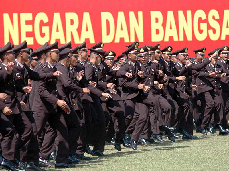 Sejumlah perwira Polisi menari sambil meneriakkan yel-yel meluapkan kegembiraan usai mengikuti upacara Prasetya Perwira (Praspa) 