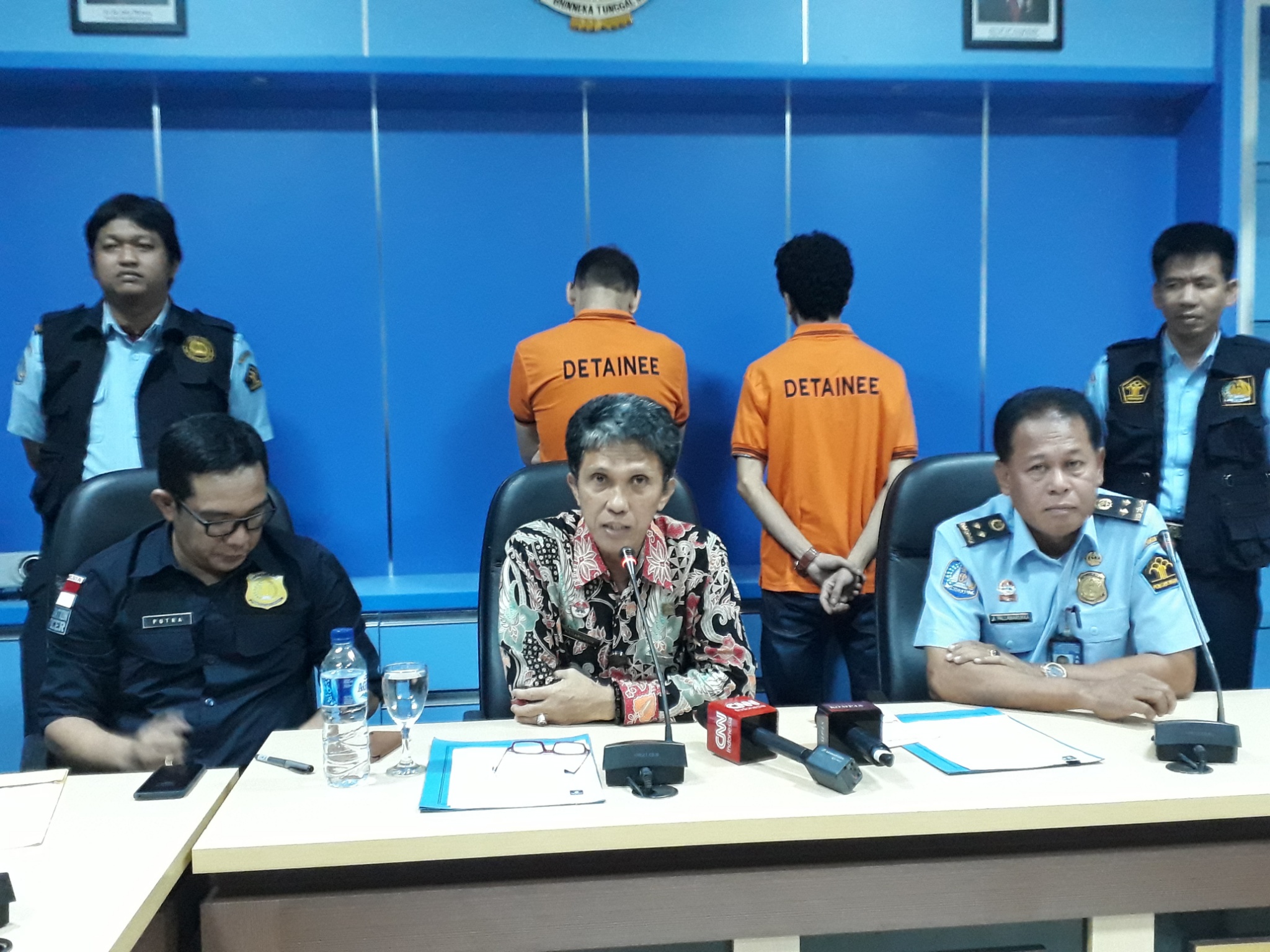 Kepala Divisi Imigrasi Kanwil Hukum dan HAM Sulsel, Kaharuddin Ali (tengah) bersama Kepala Kantor Imigrasi Kelas I Makassar, Andi Pallawarukka (kanan) merilis dua WNA Turki pelaku skimming yang akan di deportasi ke negara asalnya di Sulsel, Kamis (22/3/201