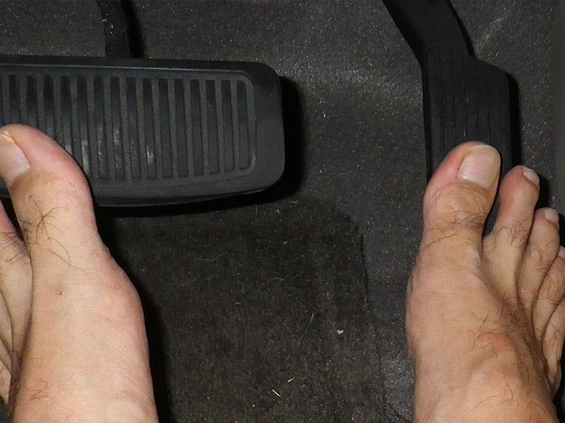 Apa Bahayanya Mengemudi Pakai Sandal dan Tanpa Alas Kaki