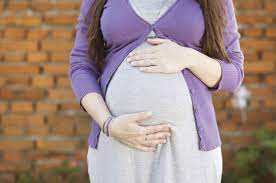 Seorang dokter memeriksa kebersihan telinga penyandang Down Syndrome