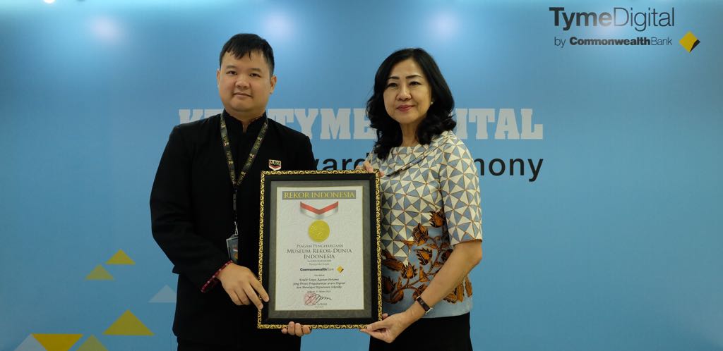 Presiden Direktur Bank Commonwealth Lauren Sulistiawati (kanan) berfoto bersama Wakil Direktur Museum Rekor Indonesia (MURI) Osmar Semesta Susilo (kiri) seusai menerima penyerahan Penghargaan Museum Rekor Dunia Indonesia, Selasa (27/3), di Kantor Pusat Ban