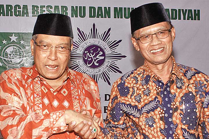 Ketua Umum PBNU Said Aqil Siroj dan Ketua Umum PP Muhammadiyah Haedar Nashir (kanan) berjabat tangan saat menggelar pertemuan di Jakarta, Jumat (23/3/2018)