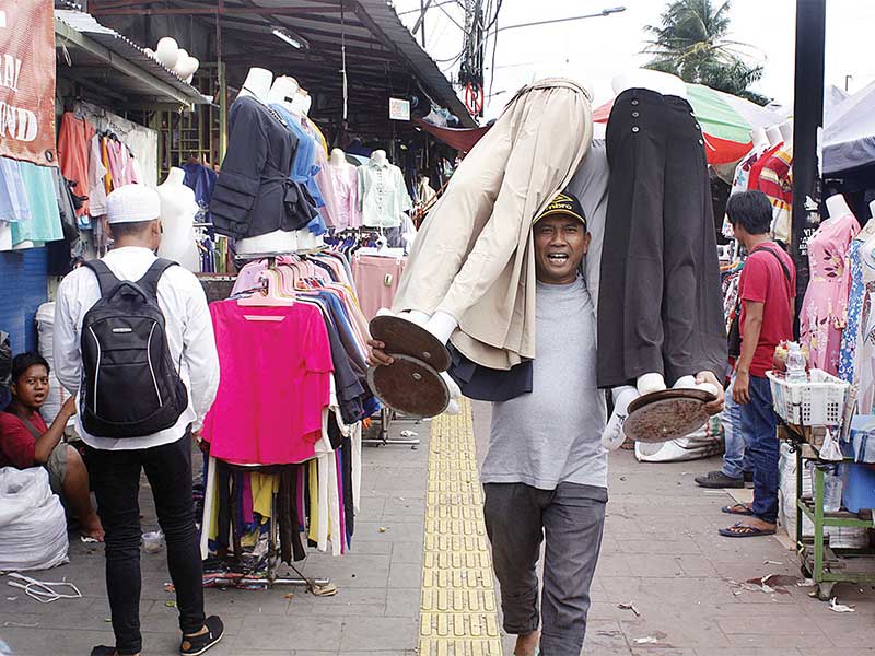 Pedagang kaki lima (PKL) menggelar dagangannya di Jalan Jatibaru, Tanah Abang, Jakarta Pusat, Senin (26/3/2018)