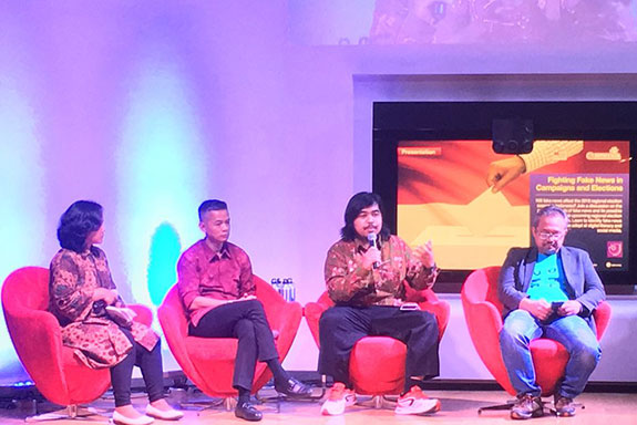 'Melawan Berita Bohong Dalam Kampanye dan Pemilu' di @america, Pasific Place, Jakarta, Kamis (22/3),(kiri-kanan) Wakil Atase Pers Kedutaan Besar AS di Jakarta, Gurdit Singh, Moderator: Ketua bidang Advokasi AJI, Hesti Murti, Komisaris KPU, Wahyudi Setiawan