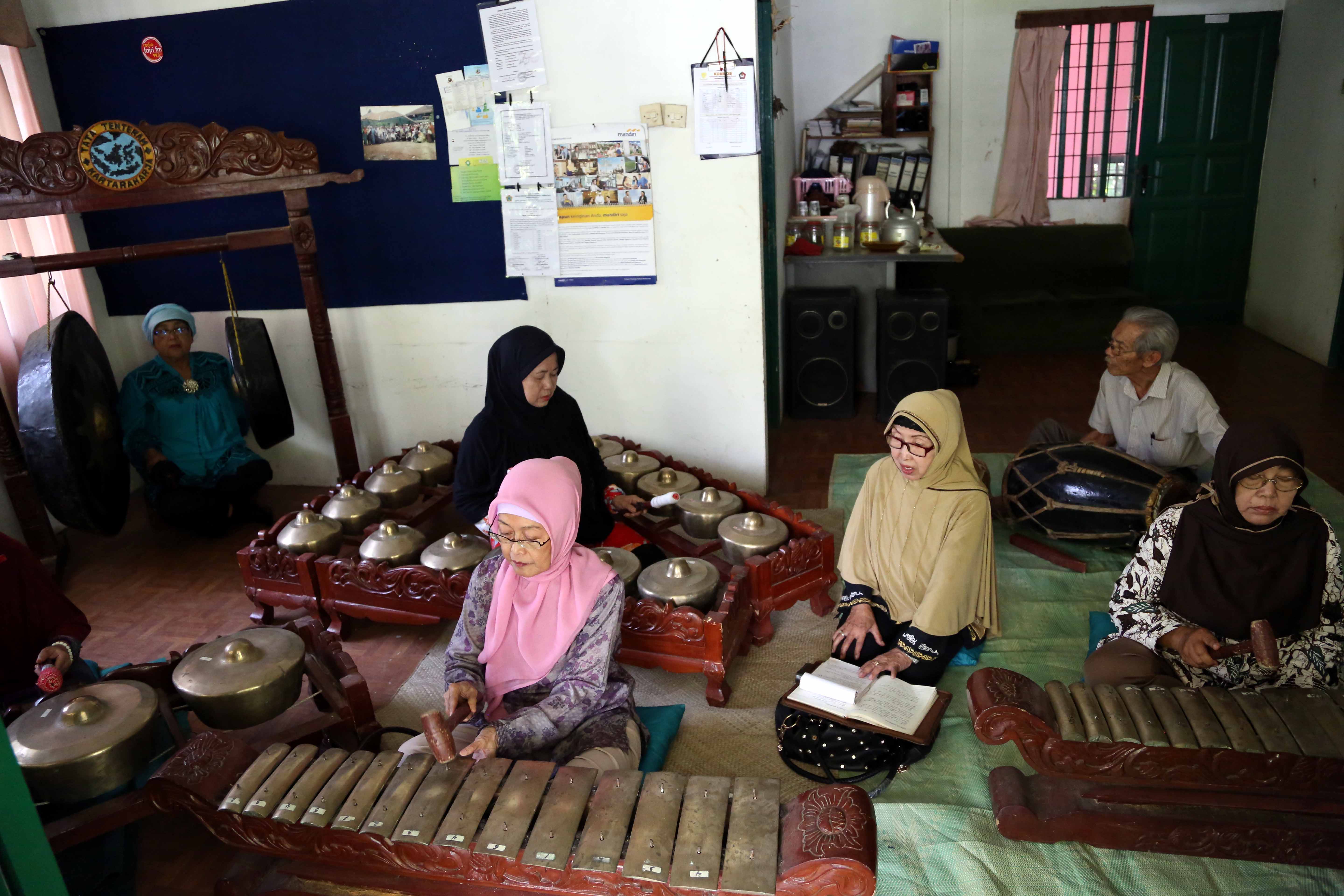 Kolaborasi Degung Sunda-Wayang Bali Pukau Warga Inggris