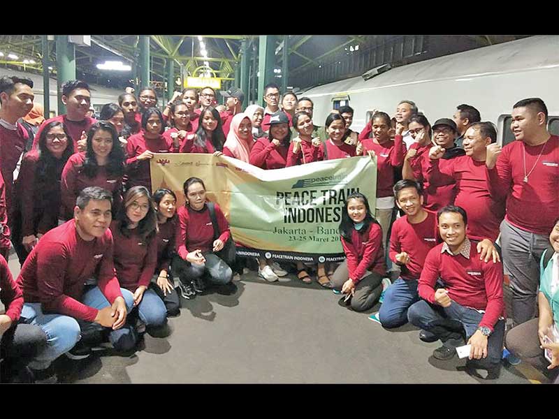 Peace Train: Para peserta Peace Train Indonesia (PTI) 4 menjelang keberangkatan menuju Bandung di Stasiun Gambir, Jakarta, Jumat (23/3) malam
