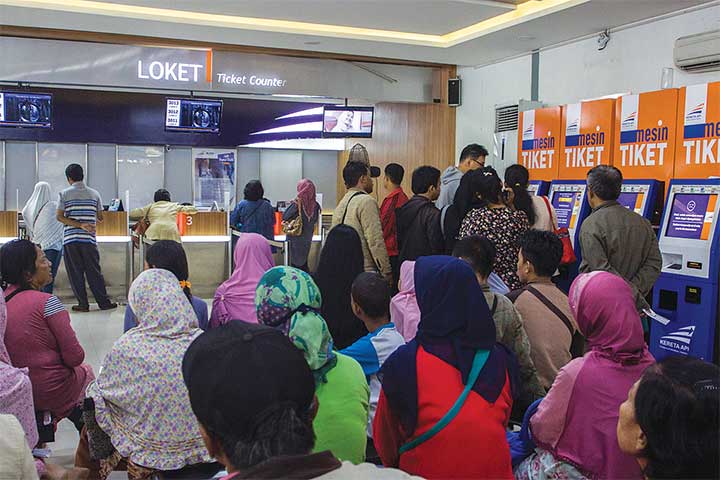 Para calon penumpang antre memesan tiket kereta api mudik Lebaran 2018 di Stasiun Pasar Senen, Jakarta, pekan lalu.