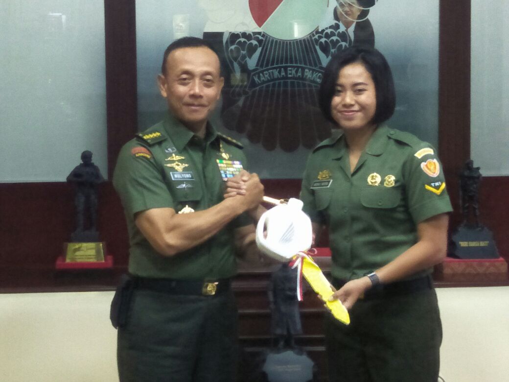 Kepala Staf Angkatan Darat (Kasad) Jenderal TNI Mulyono menyalami Sersan Dua (Serda) Archia Febra Novera setelah memberikan penghargaan kepada anggota Korps Wanita Angkatan Darat tersebut, di Jakarta, Selasa (13/3).