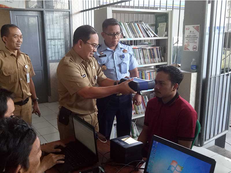 Kepala Disdukcapil Kota Sukabumi Iskandar Ihfan melakukan biometrik kepada salah seorang warga binaan di LP Kelas II B Kota Sukabumi, Jawa Barat, Selasa (10/4/2018)