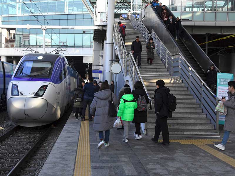 Penumpang menunggu kereta di stasiun Seoul