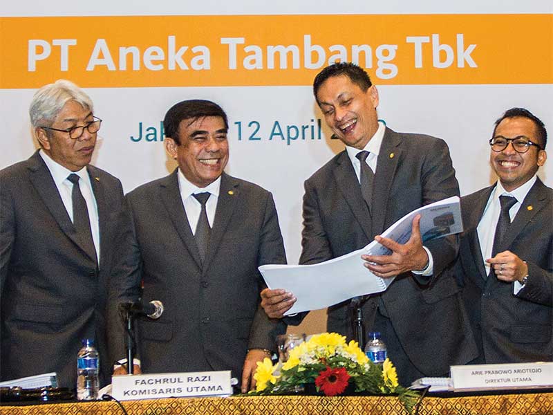 Komisaris Utama Antam Fachrul Razi (kedua dari kiri) berbincang dengan Direktur Utama Antam Arie Prabowo Ariotedjo (kedua dari kanan) dengan didampingi anggota Komisaris Bambang Gatot Ariyono (kiri) dan Direktur Keuangan Antam Dimas Wikan Pramudhito di sel