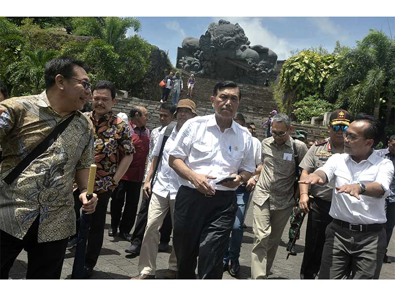 Menko Kemaritiman Luhut Binsar Panjaitan (tengah) berbincang dengan panitia IMF-World Bank Annual Meetings 2018 dan pengelola Garuda Wisnu Kencana (GWK) saat meninjau kawasan GWK, Badung, Bali, Kamis (29/3). 