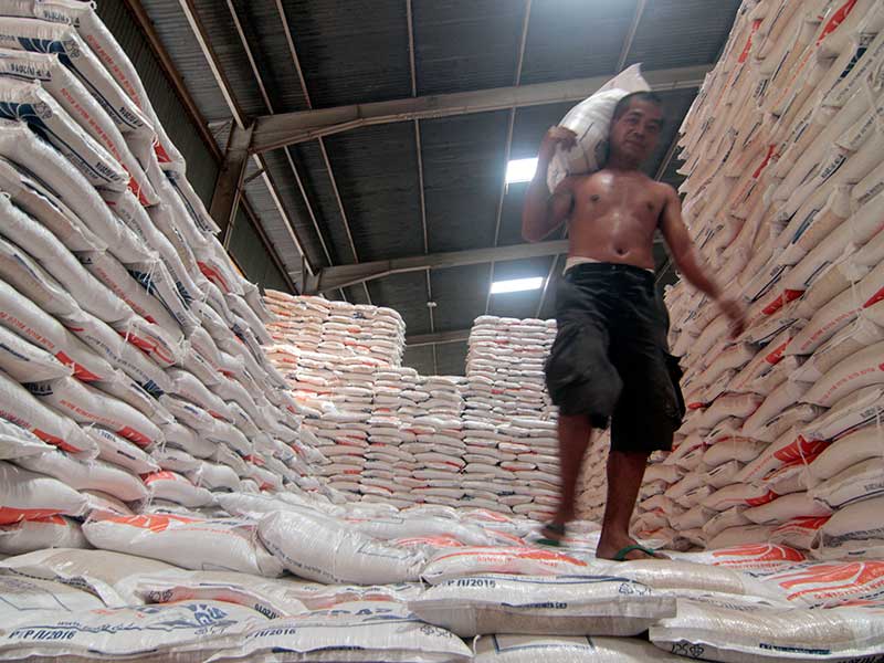 Seorang buruh mengangkut beras di gudang Bulog DIY