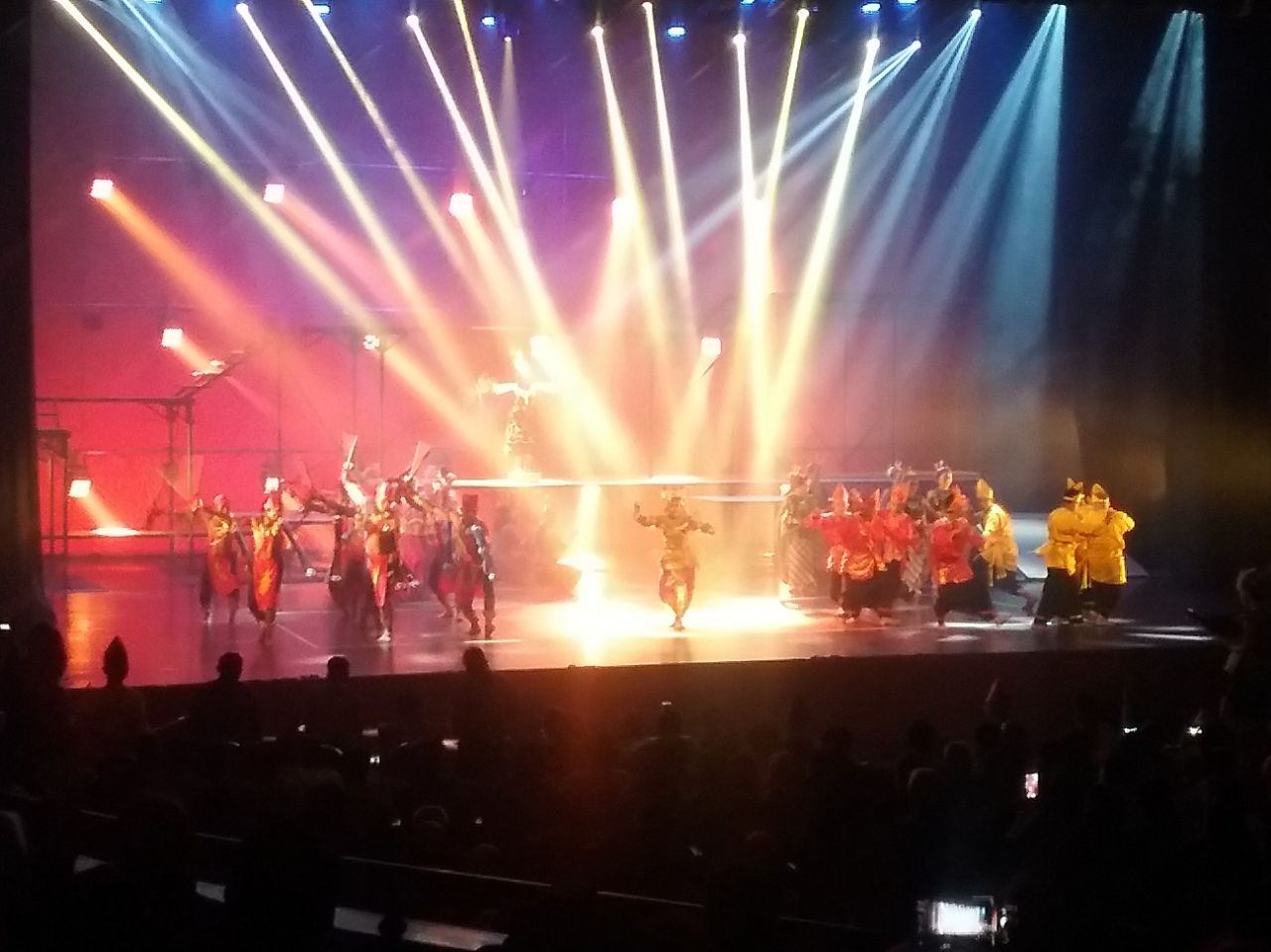 Sejumlah narapidana menampilkan tarian dalam acara puncak Indonesia Prison Art Festival 2018, di Taman Ismail Marzuki, Jakarta, Senin (23/4) malam. Festival yang menampilkan karya para napi itu baru pertama kalinya digelar di dunia. 