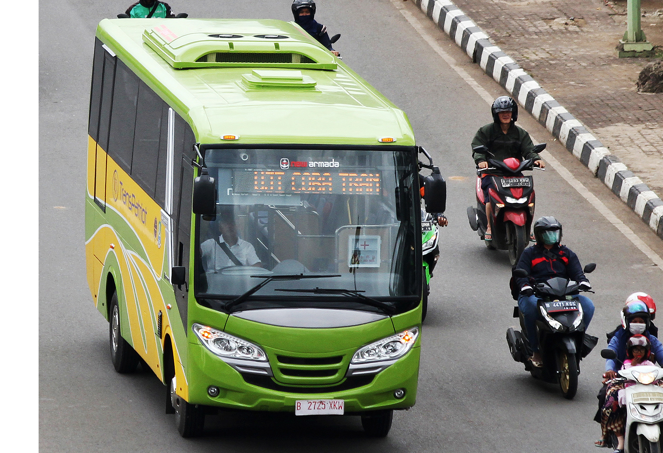 Bus Trans Patriot melintas di kawasan Jalan Ahmad Yani, Bekasi, Jawa Barat, Senin (18/12). 