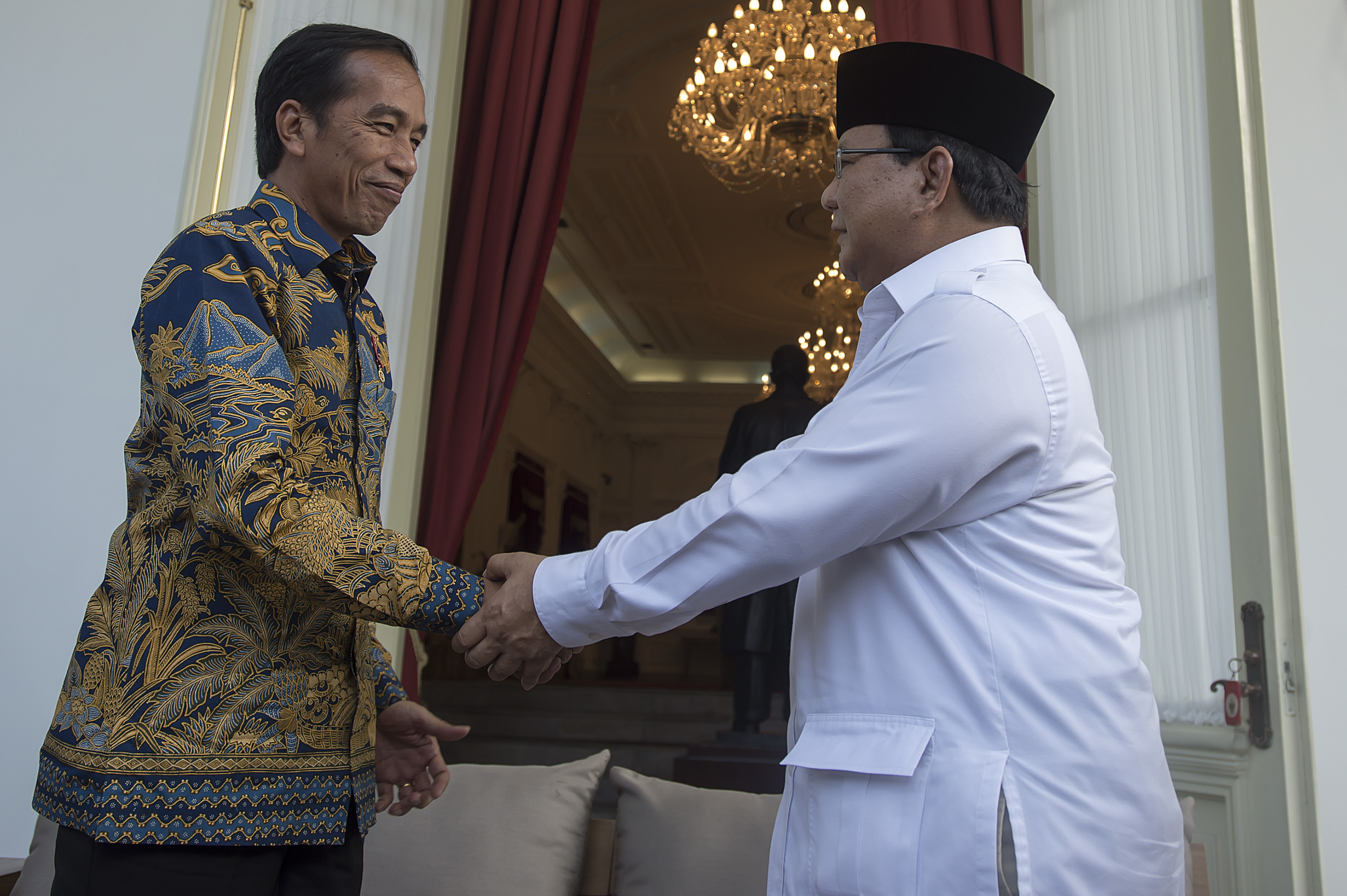  Presiden Joko Widodo berjabat tangan dengan Ketua Umum DPP Partai Gerakan Indonesia Raya Prabowo Subianto (kanan) seusai memberikan keterangan pers di teras belakang Istana Merdeka, Jakarta, Kamis (17/11/2016). 