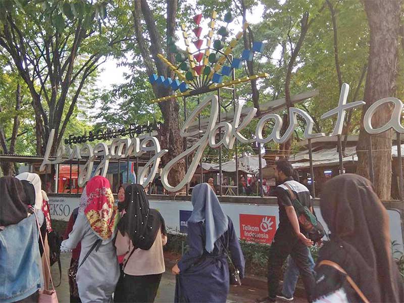 Warga mengunjungi Lenggang Jakarta di kawasan Monas, Jakarta, Kamis (19/4/2018)
