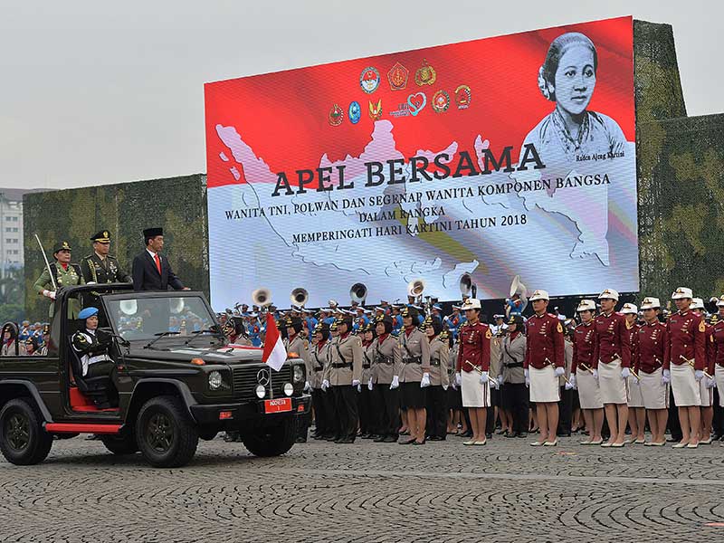 : Presiden Joko Widodo (ketiga kiri) memeriksa pasukan peserta Apel Bersama Memperingati Hari Kartini Tahun 2018 di Lapangan Silang Monas, Jakarta, Rabu (25/4/2018)