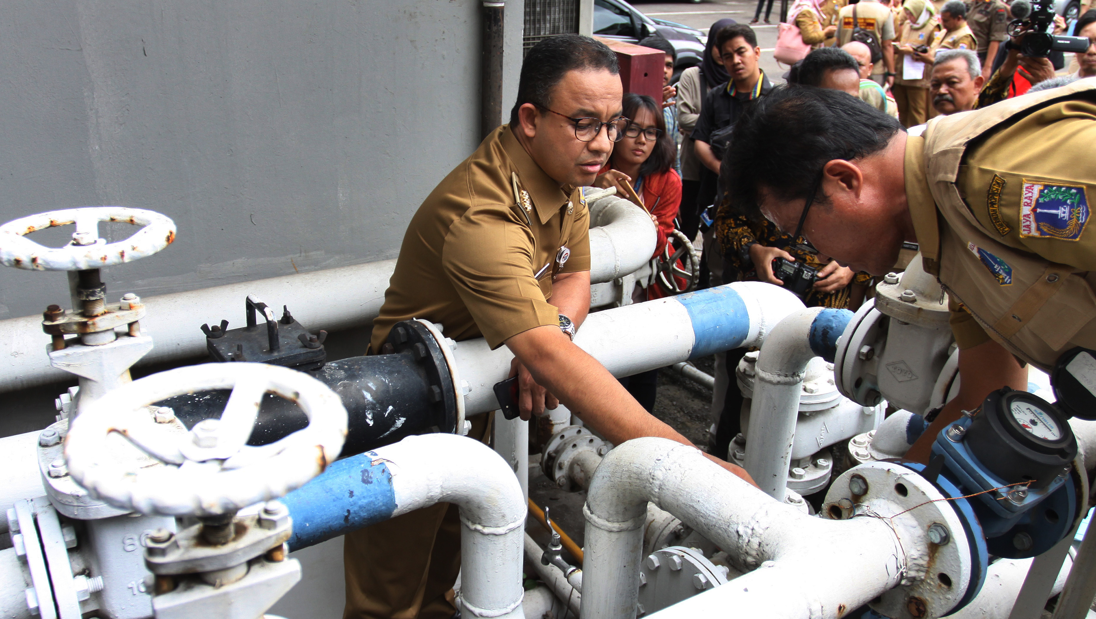 Gubernur DKI Jakarta Anies Baswedan bersama TIM Pengawasan Terpadu sumur resapan instalasi pengelolaan air limbah dan air tanah melakukan sidak kepatuhan pengelolaan gedung di Hotel Sari Pan Pacific, Jakarta, Senin (12/3).
