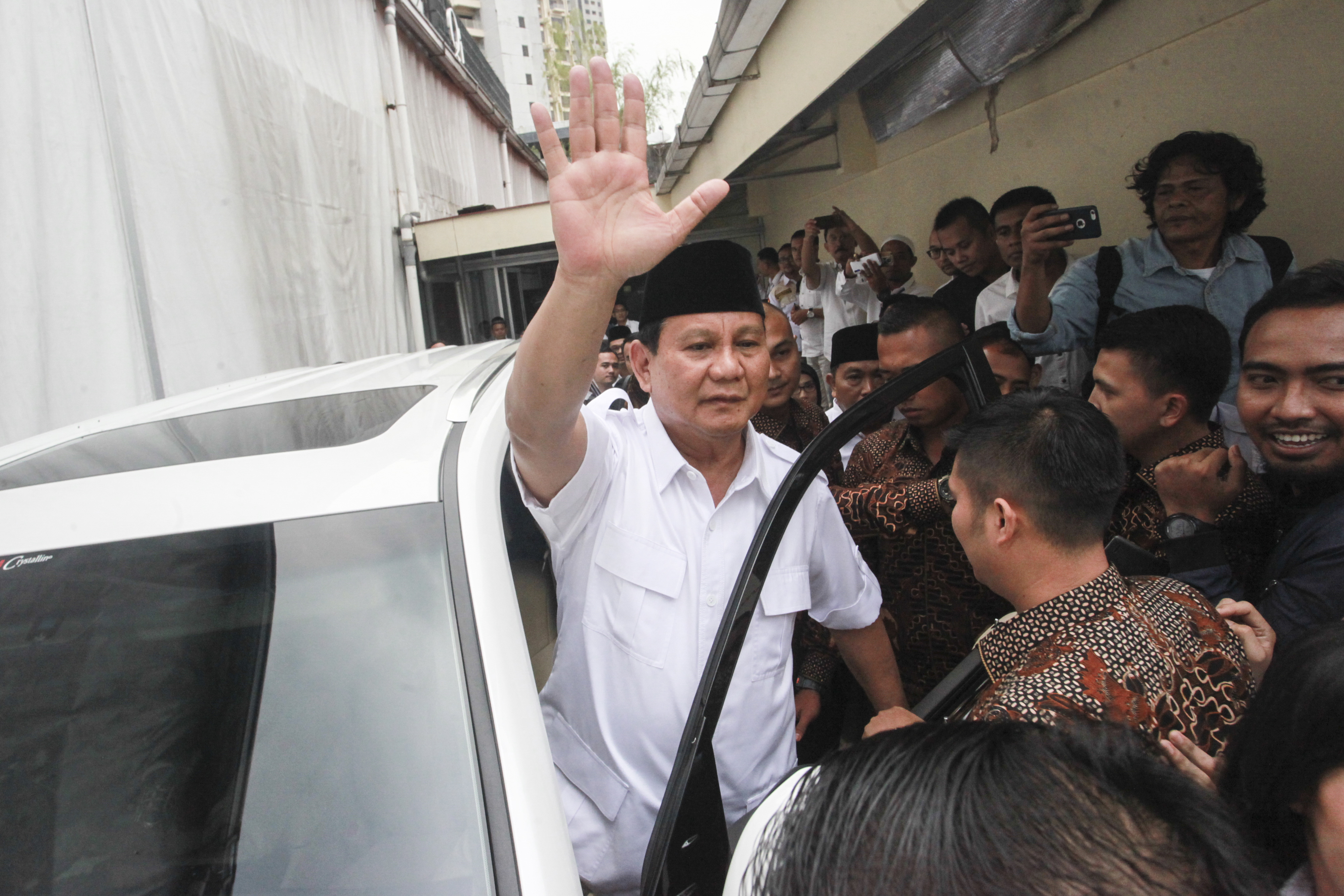  Ketua Umum Partai Gerindra Prabowo Subianto melambaikan tangannya kepada kader Gerindra usai menghadiri acara Rapat Kerja Nasional Bidang Advokasi dan Hukum DPP Gerindra di Jakarta, Kamis (5/4). 